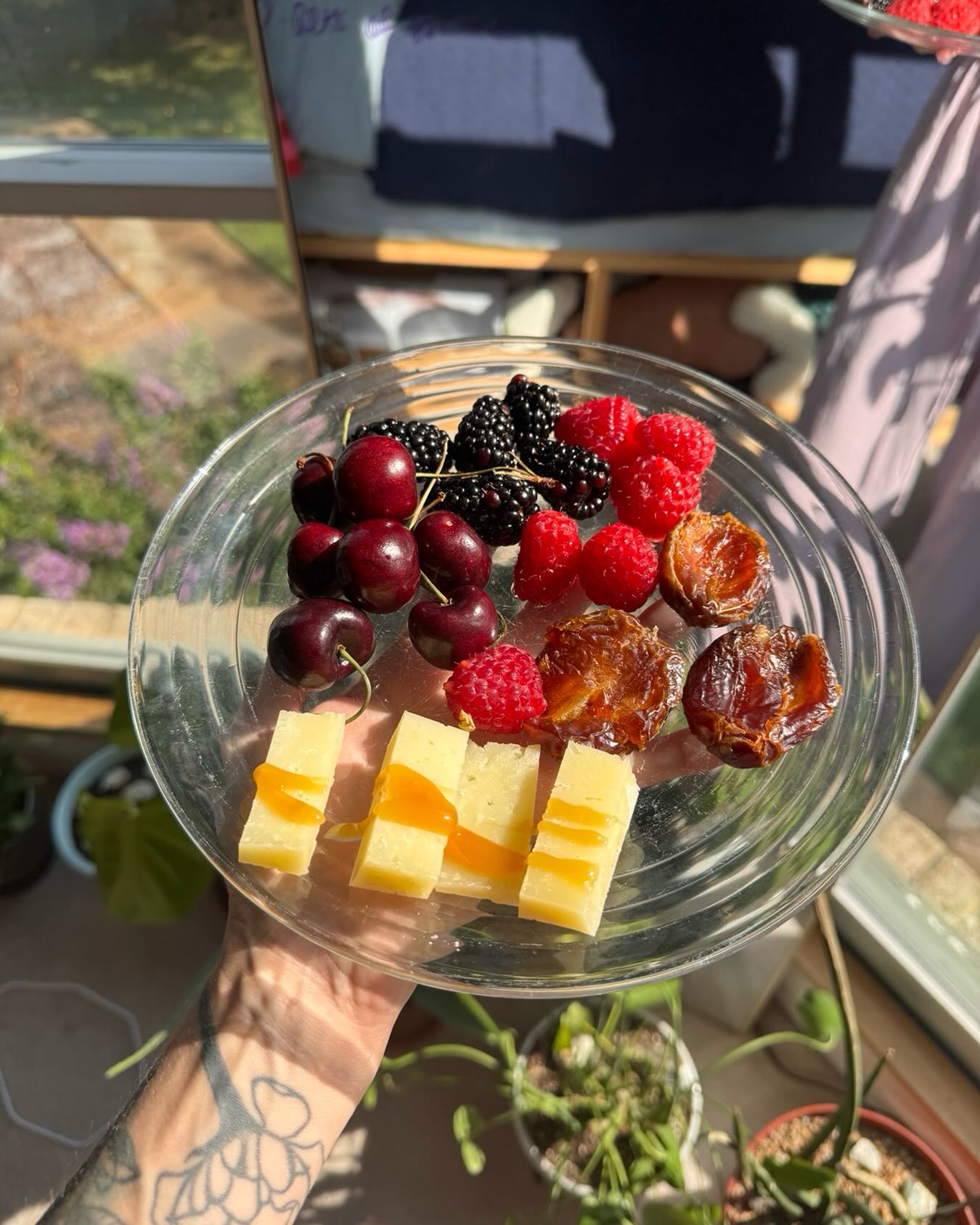 Services Fresh berries, cherries, dates and cheese